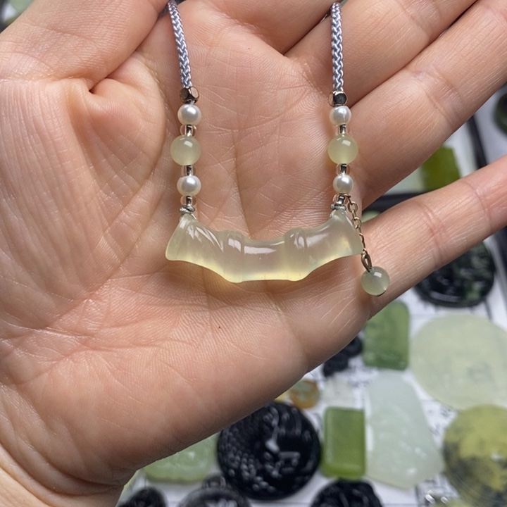 蛇纹石玉颈饰合金