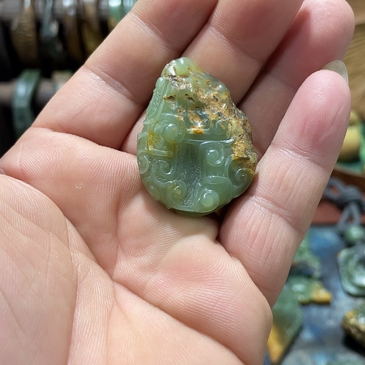 未镶嵌岫岩河磨玉（透闪石质玉）挂件