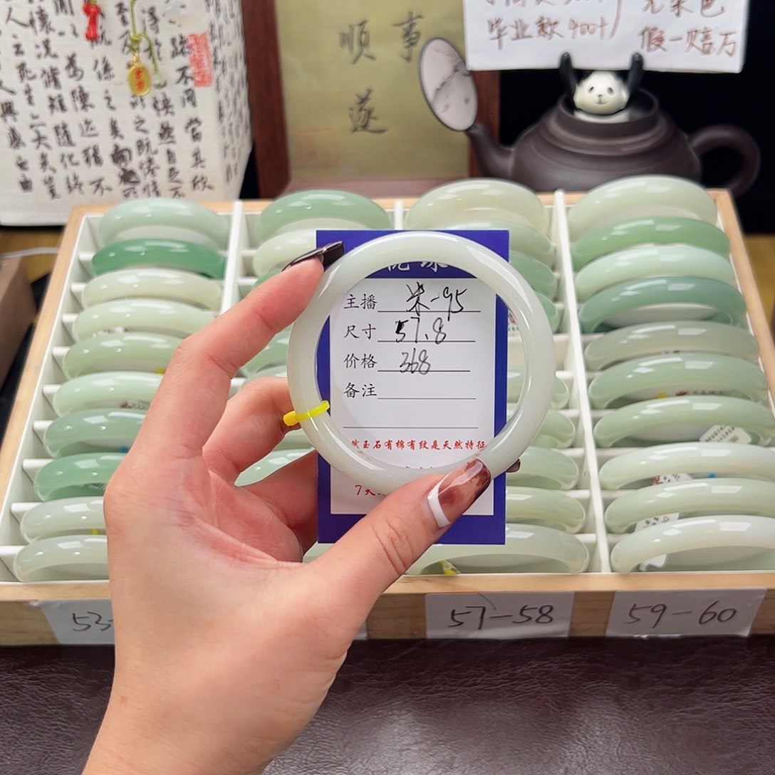 ℡***℡石英质玉未镶嵌手镯