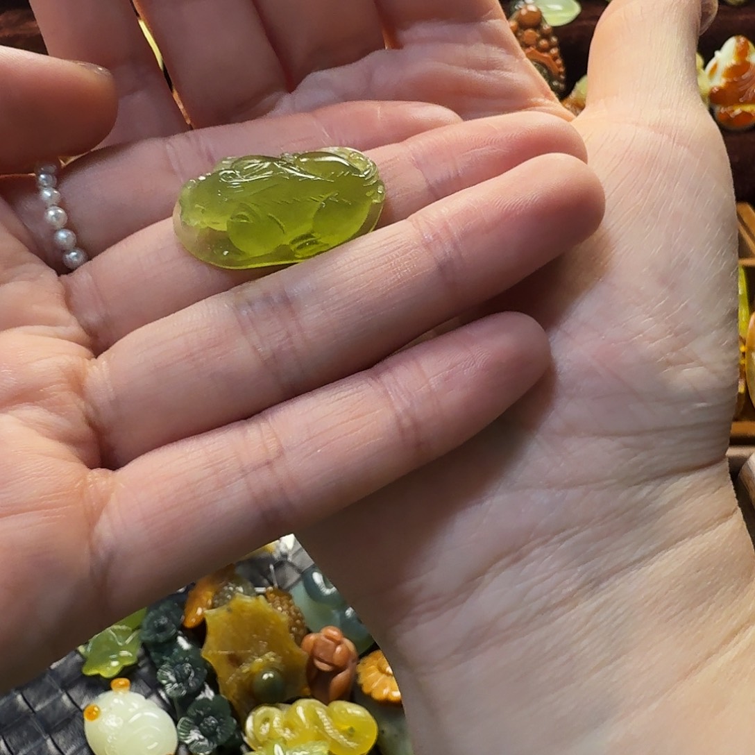 咪***兔蛇纹石玉未镶嵌颈饰