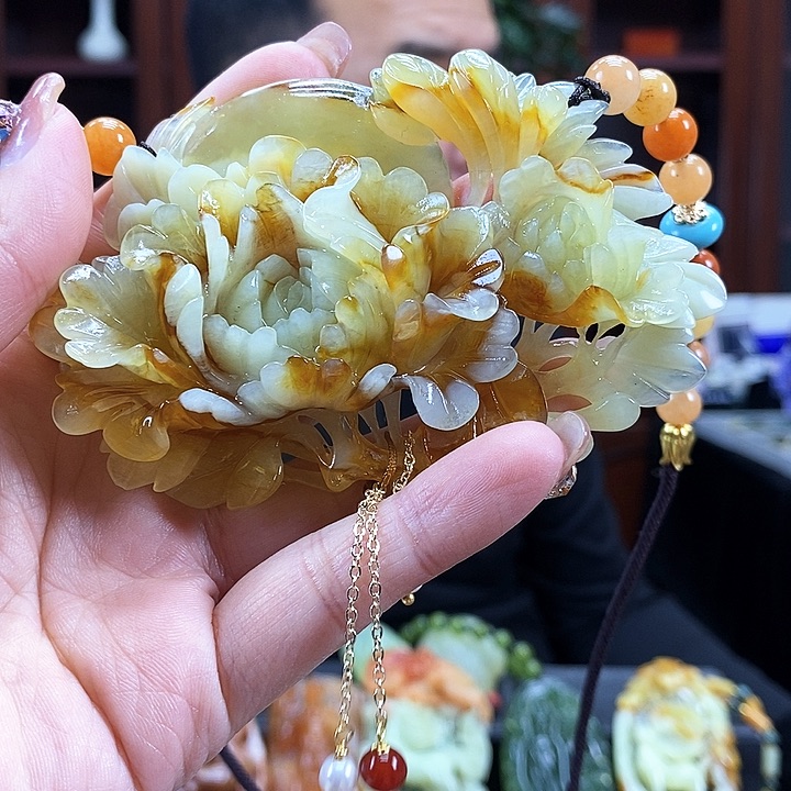 蛇纹石玉吊坠未镶嵌