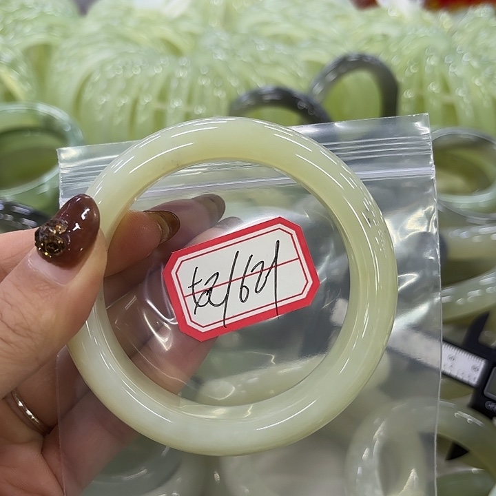 馋***妃蛇纹石玉未镶嵌岫玉手镯