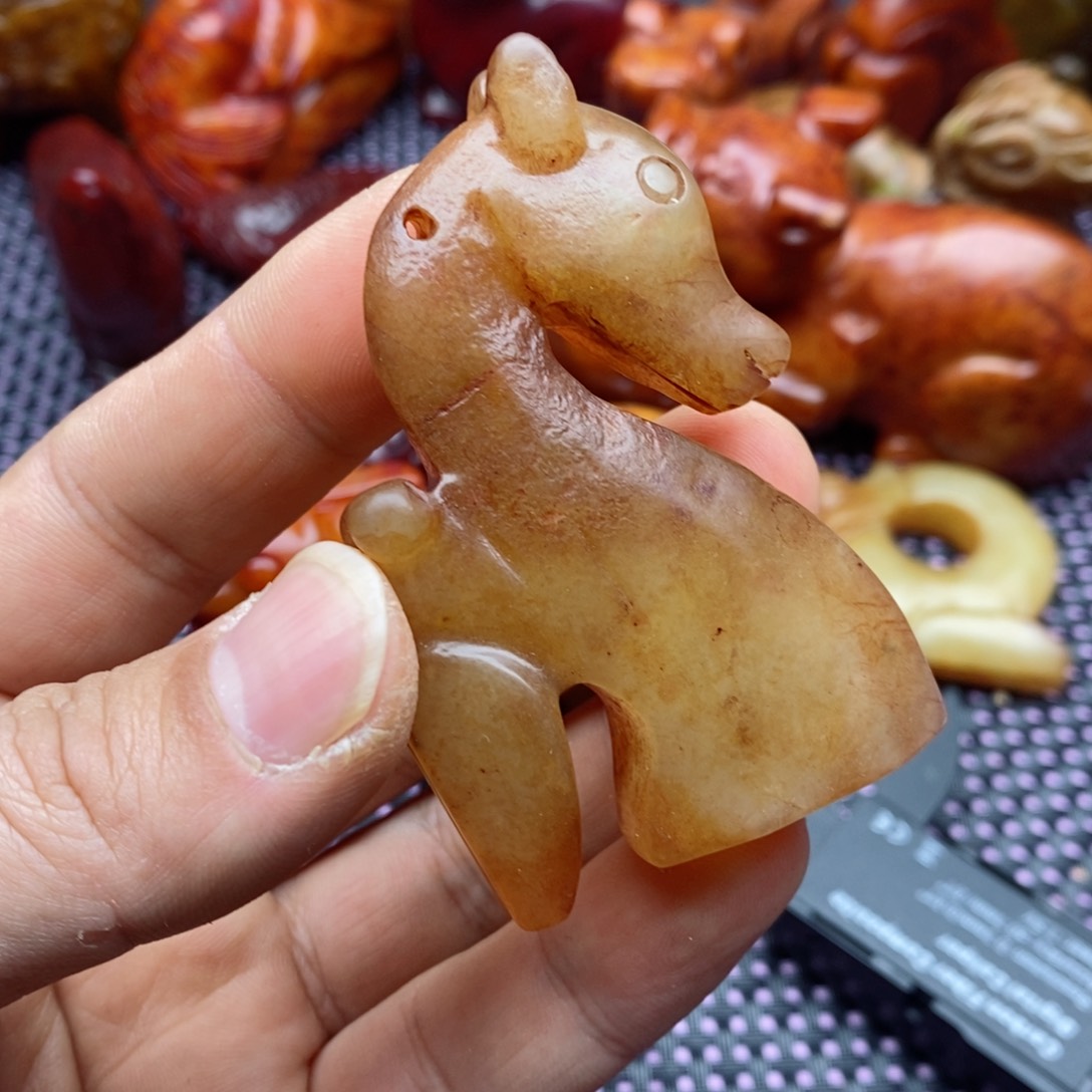 蛇纹石玉颈饰未镶嵌