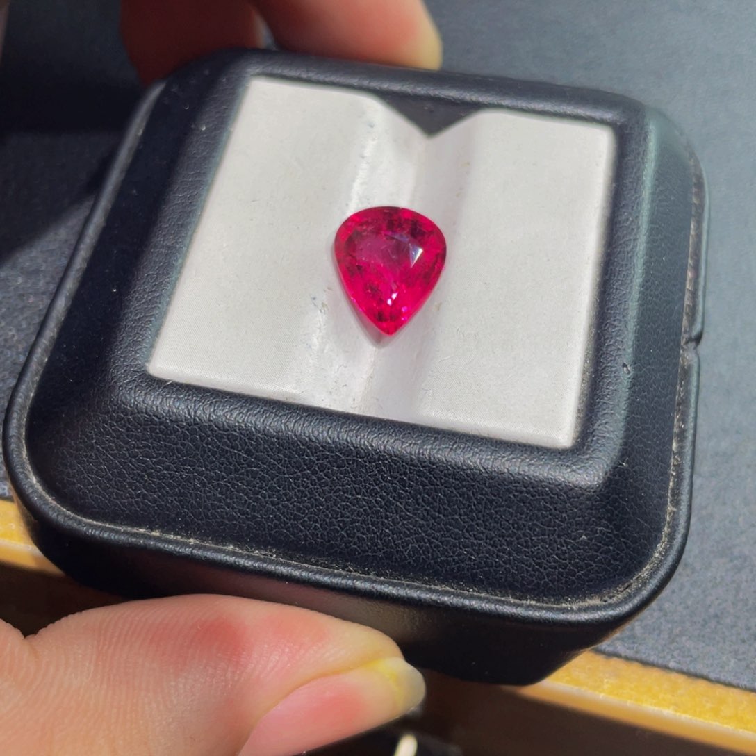 碧玺裸石未镶嵌3.8克拉卢比来色标干净