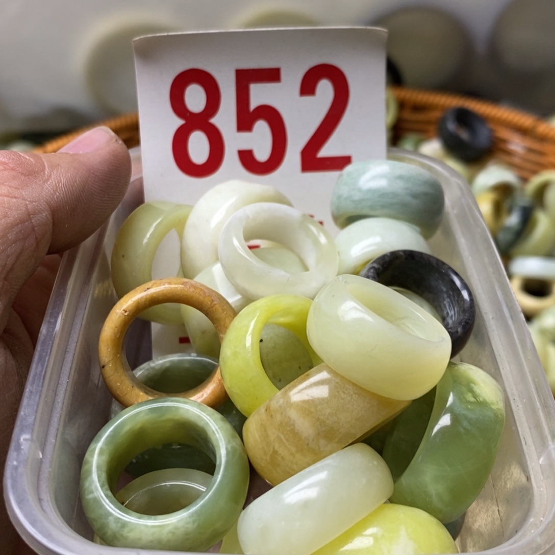 蛇纹石玉挂坠未镶嵌