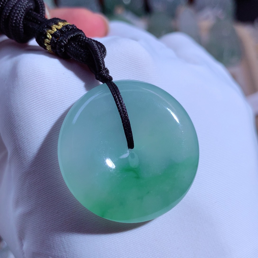 翡翠颈饰未镶嵌30.6×6.9