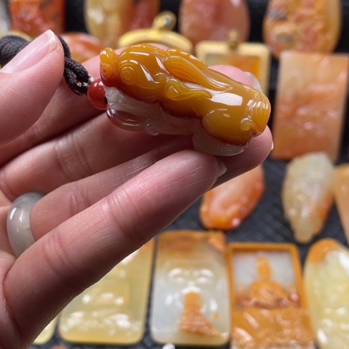 石英质玉（黄龙玉）颈饰未镶嵌