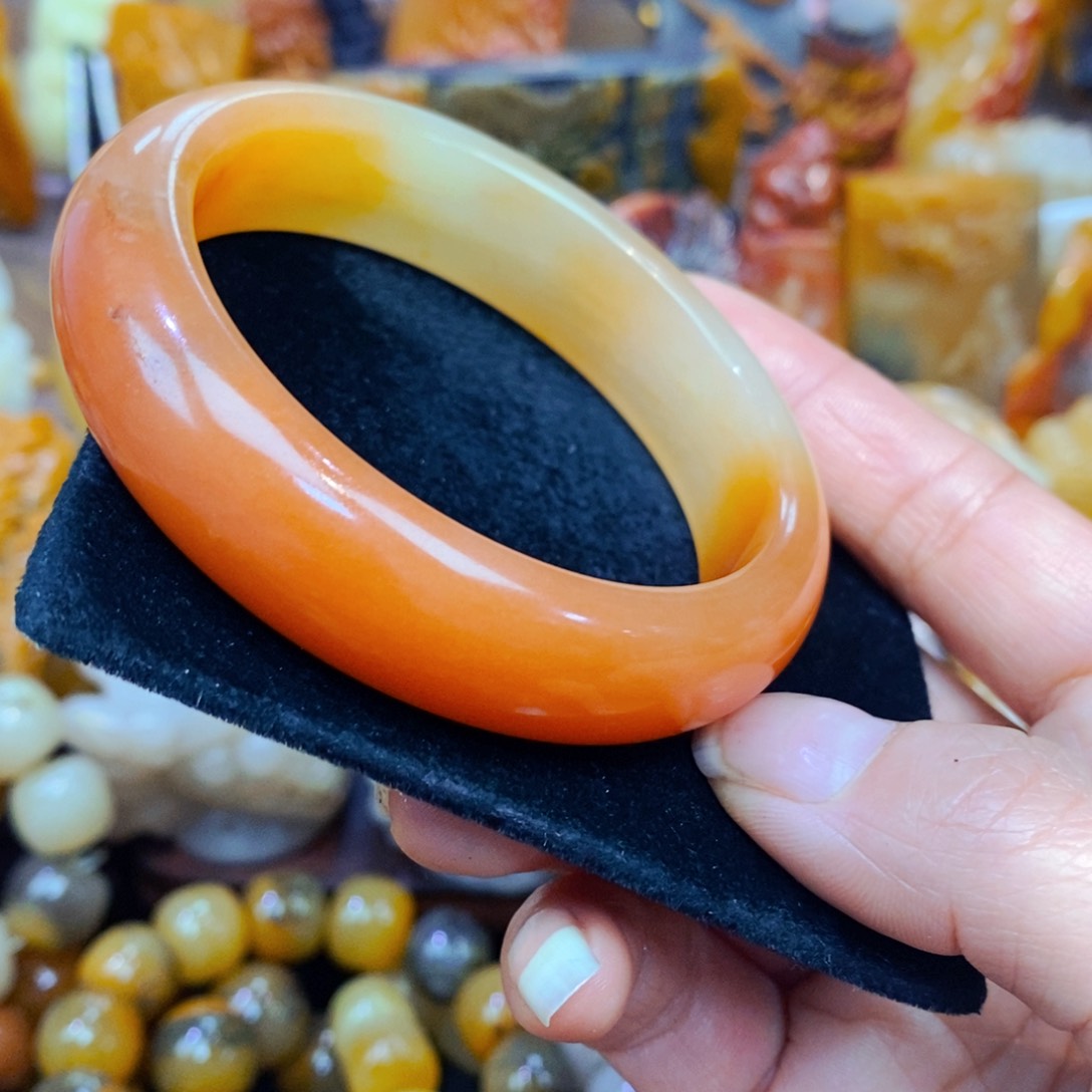 未镶嵌石英质玉（黄龙玉）颈饰