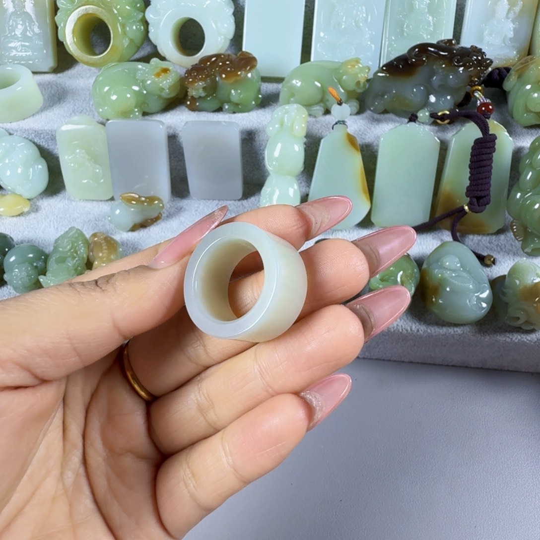 东***草和田玉未镶嵌戒指