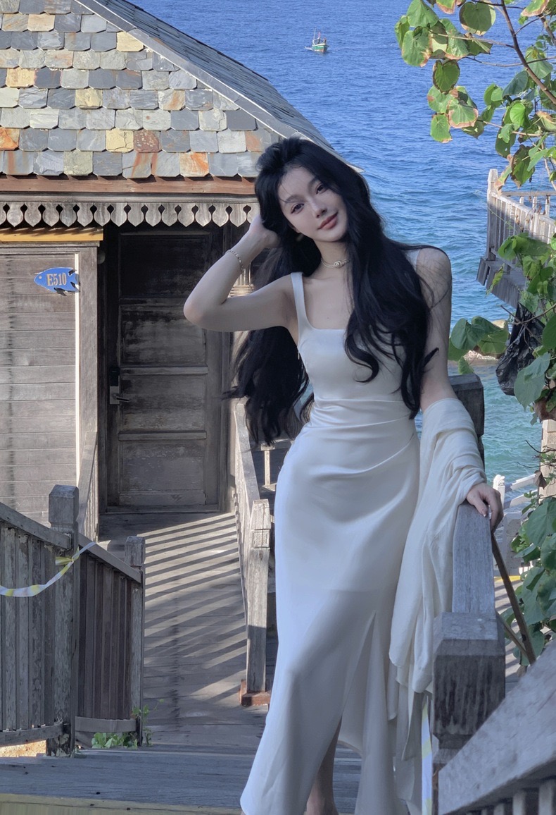 新款宽肩带开叉缎面裙子设计款优雅高级日常度假