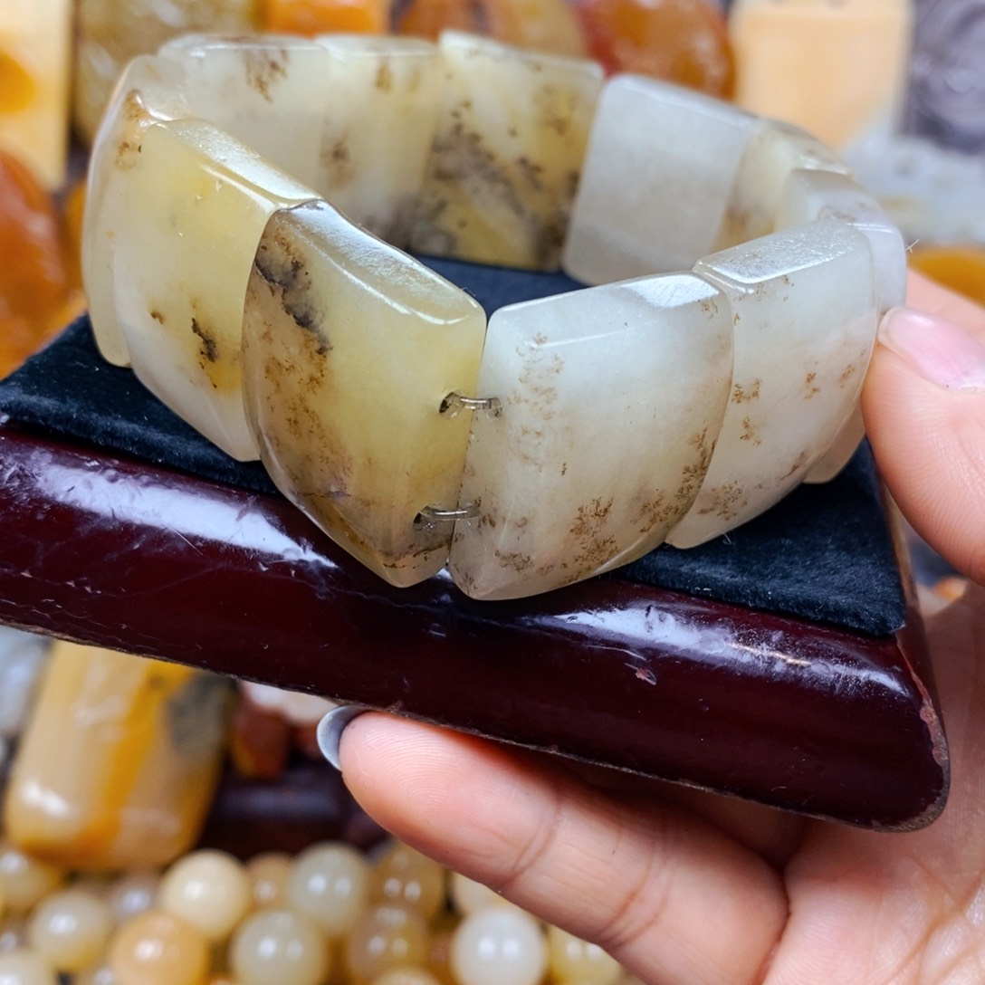 石英质玉（黄龙玉）未镶嵌颈饰