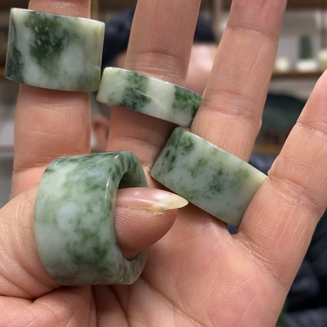 蛇纹石玉扳指任选其一未镶嵌