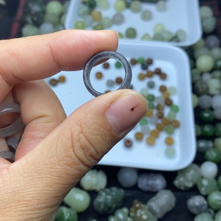 月***儿和田玉未镶嵌颈饰