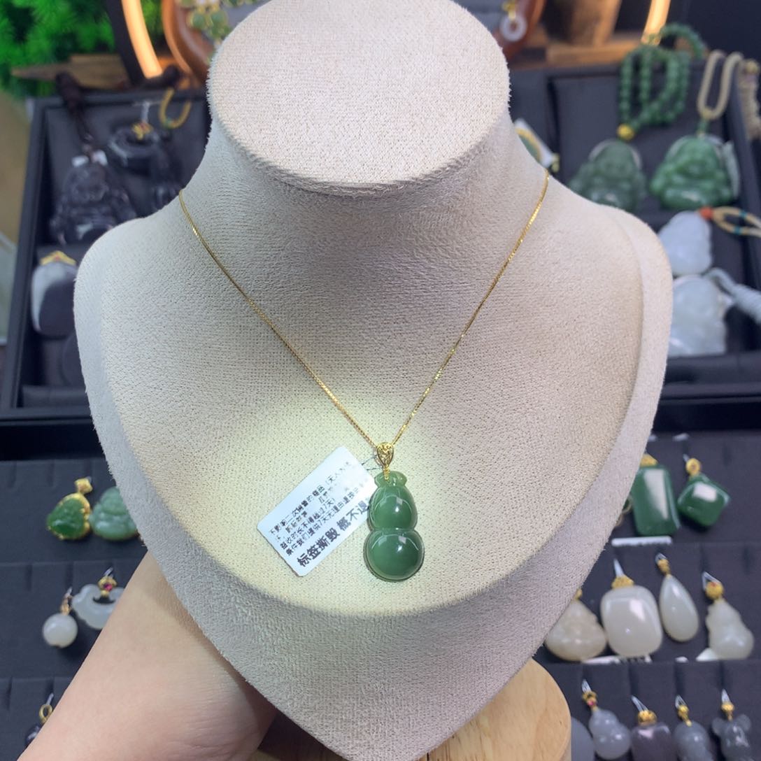 和田玉吊坠18K金镶嵌