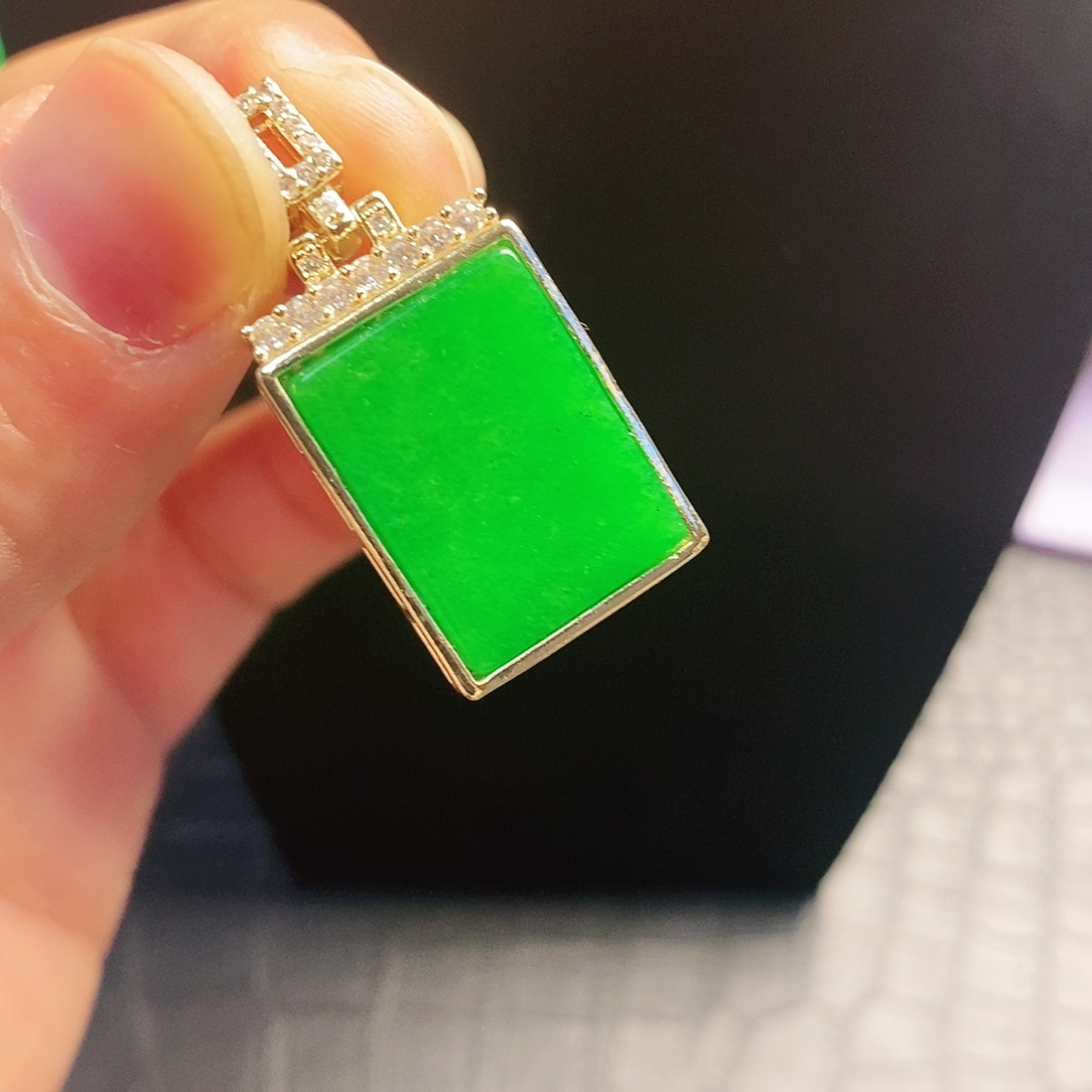 翡翠14K金镶嵌颈饰