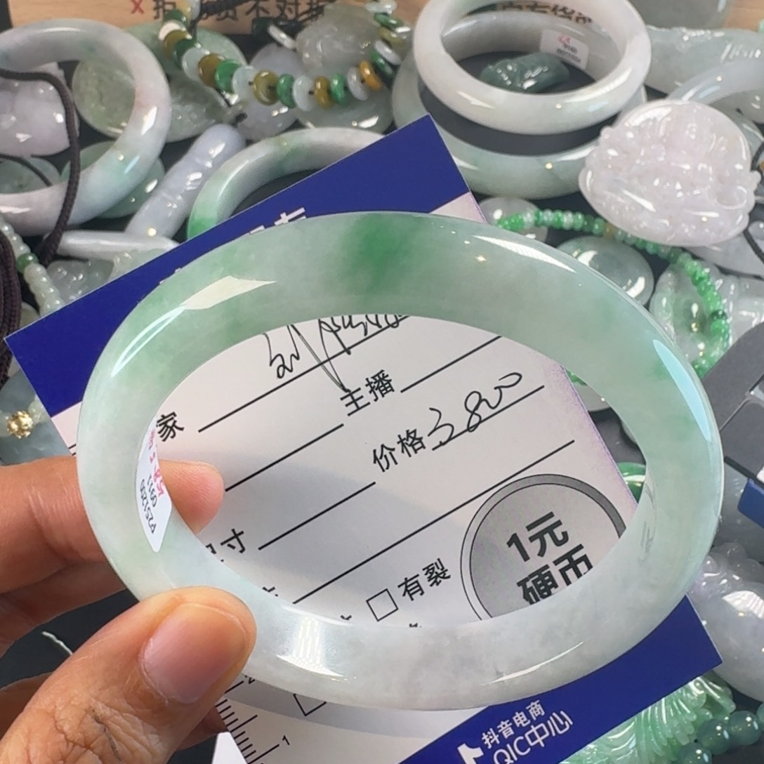 刘****翡翠未镶嵌手镯手镯