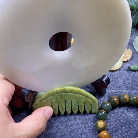 未镶嵌蛇纹石玉手链心***?