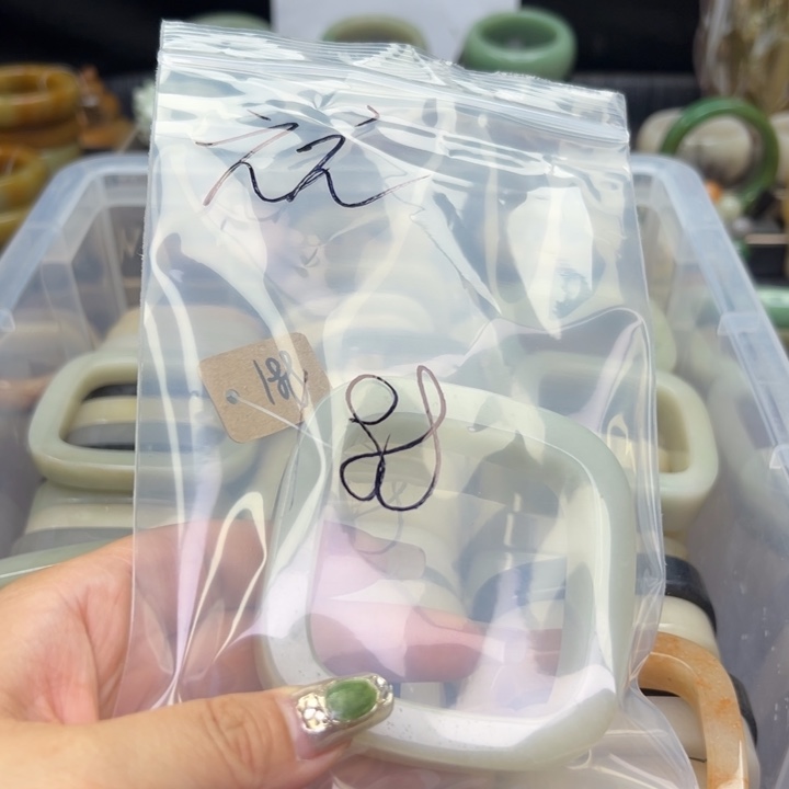 石英质玉未镶嵌手镯元**?