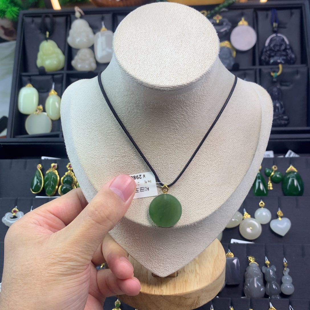 和田玉吊坠18K金镶嵌