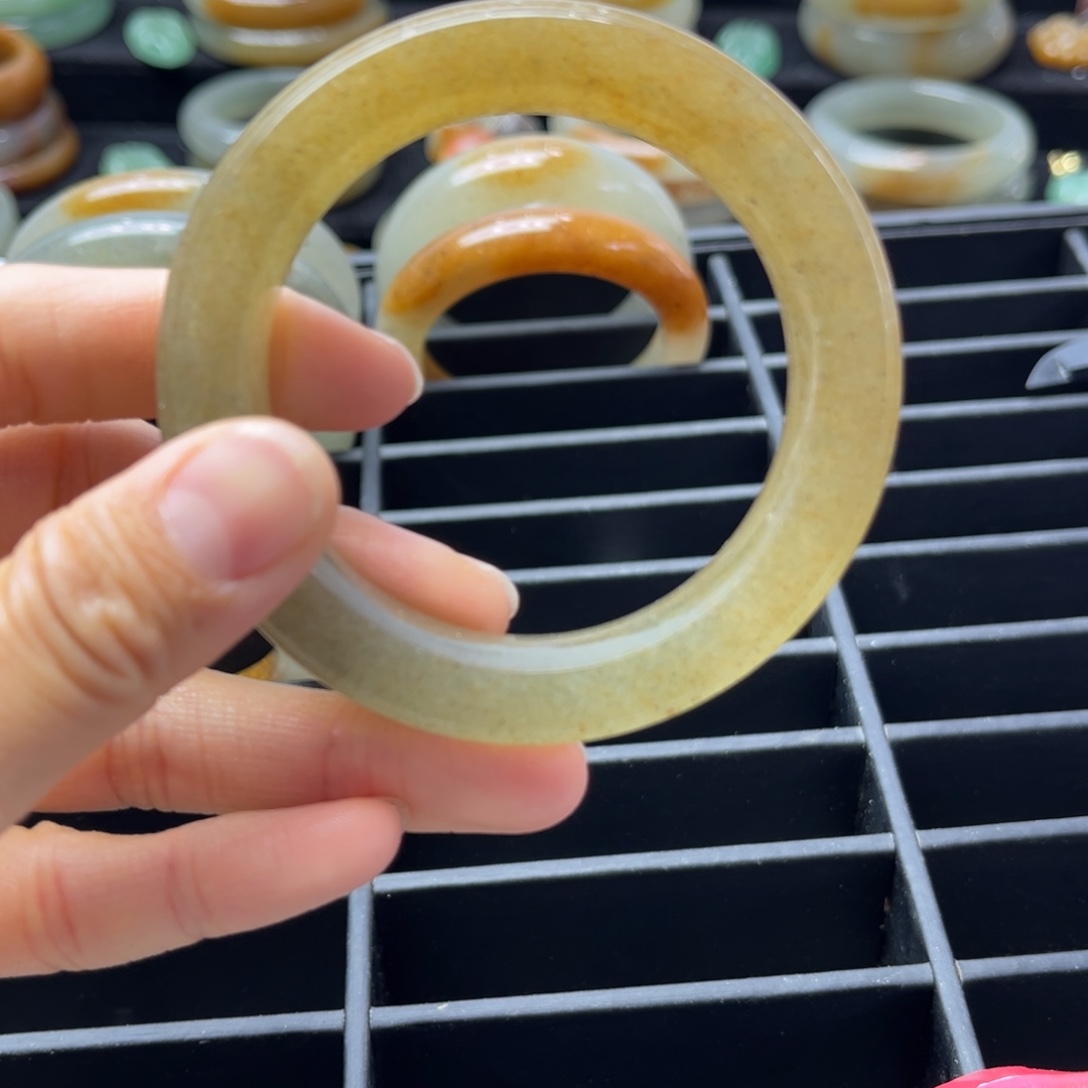 玉***梦石英质玉未镶嵌手镯