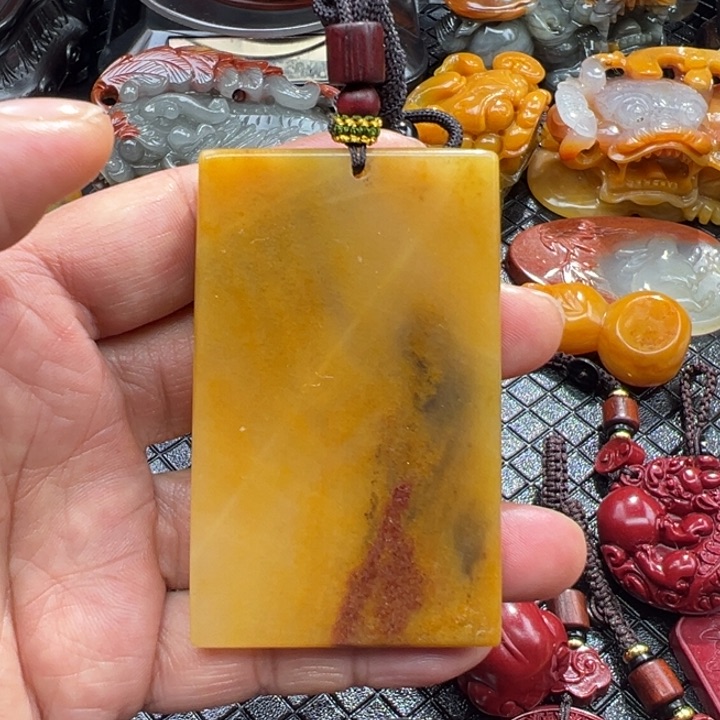 石英质玉（黄龙玉）颈饰未镶嵌