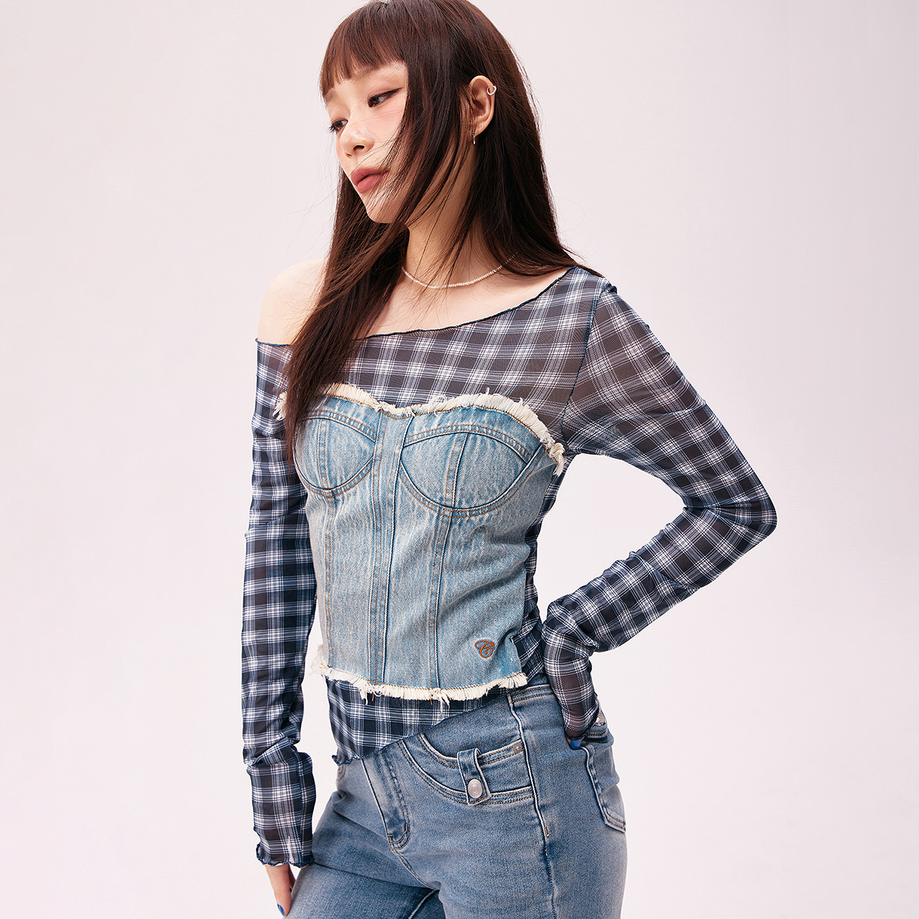 CHUU秋季女装商场同款牛仔抹胸设计辣妹度假风穿搭露肩个性T恤