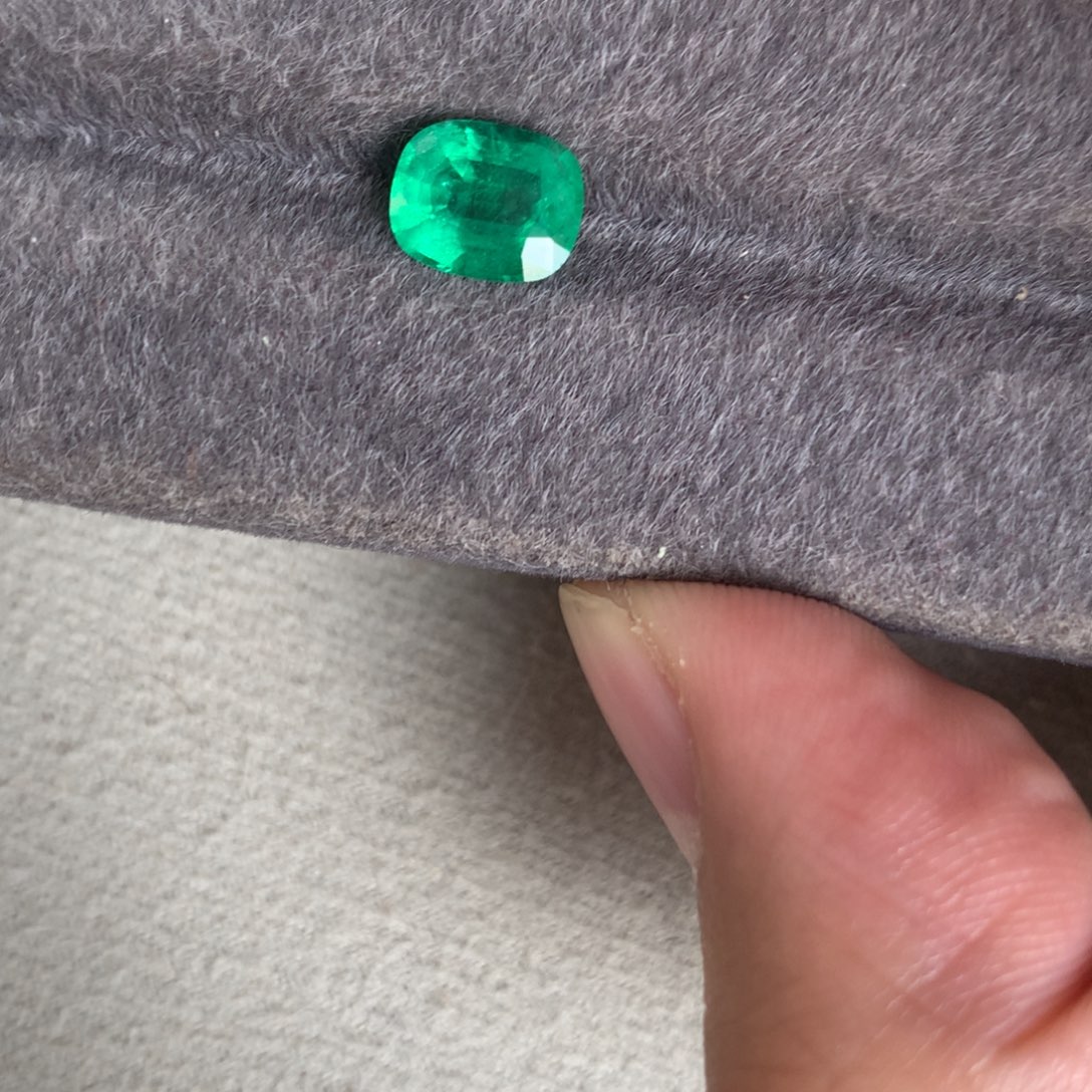 祖母绿裸石1.48 赞比亚 vvg