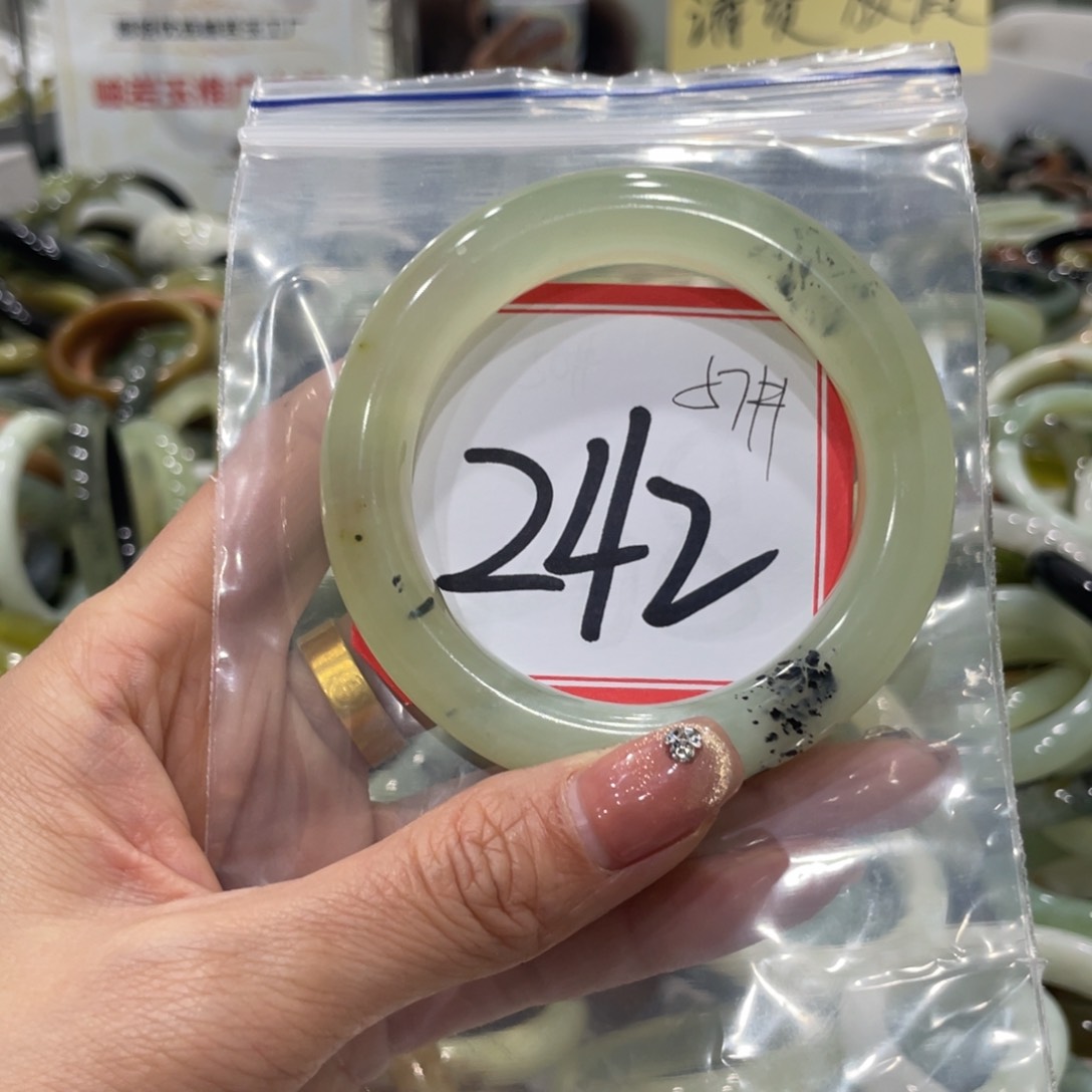 蛇纹石玉手镯未镶嵌