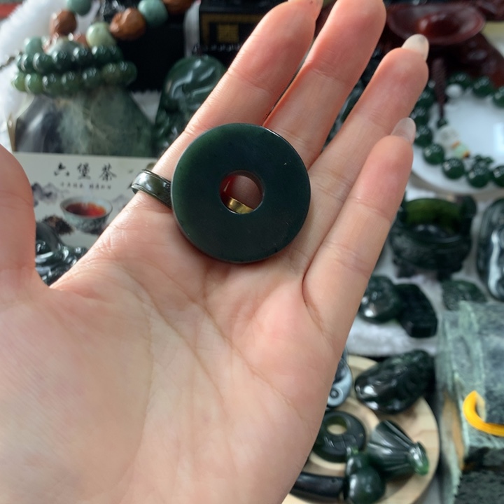 陈***记蛇纹石玉未镶嵌颈饰