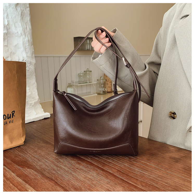 包包女2025四季新款复古时尚饺子包上班通勤便携大容量腋下单肩包