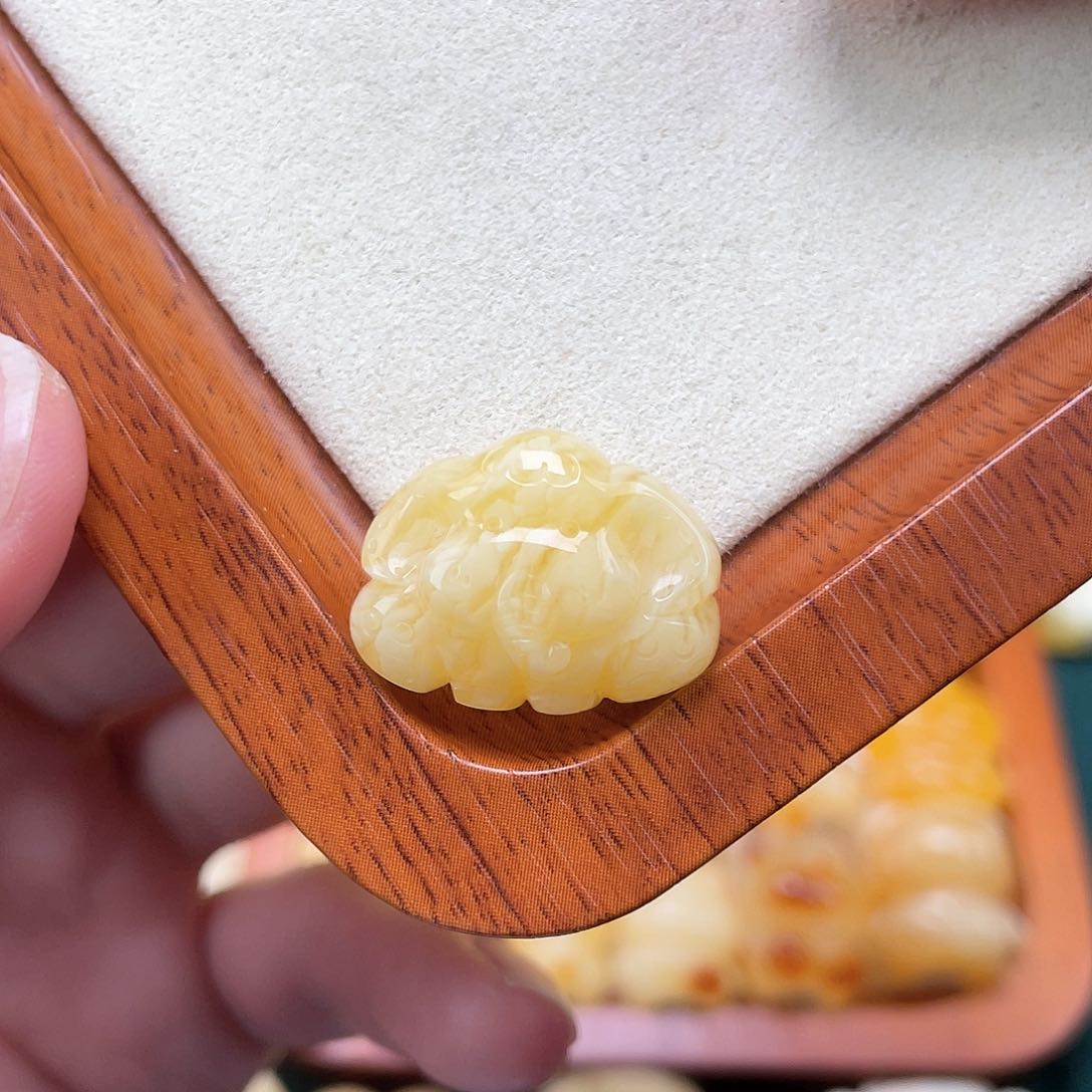 琥珀裸石未镶嵌蜜蜡