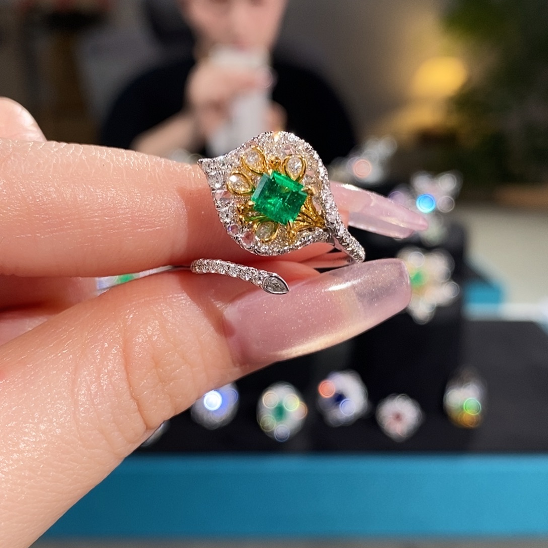 戒指18K金镶嵌祖母绿0.575ct