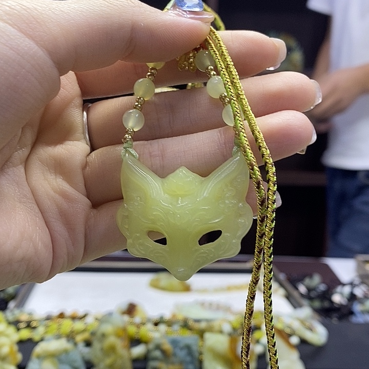 蛇纹石玉未镶嵌颈饰