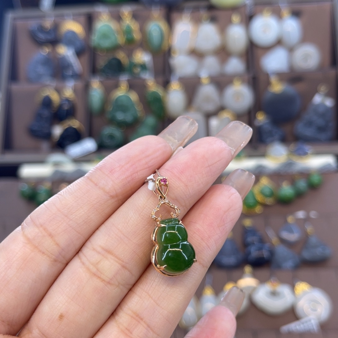 和田玉吊坠18K金镶嵌