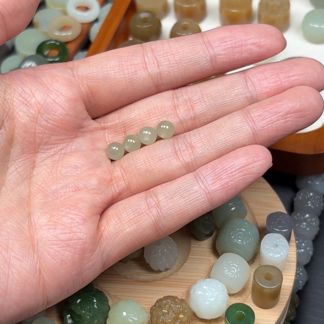 N***U和田玉未镶嵌颈饰