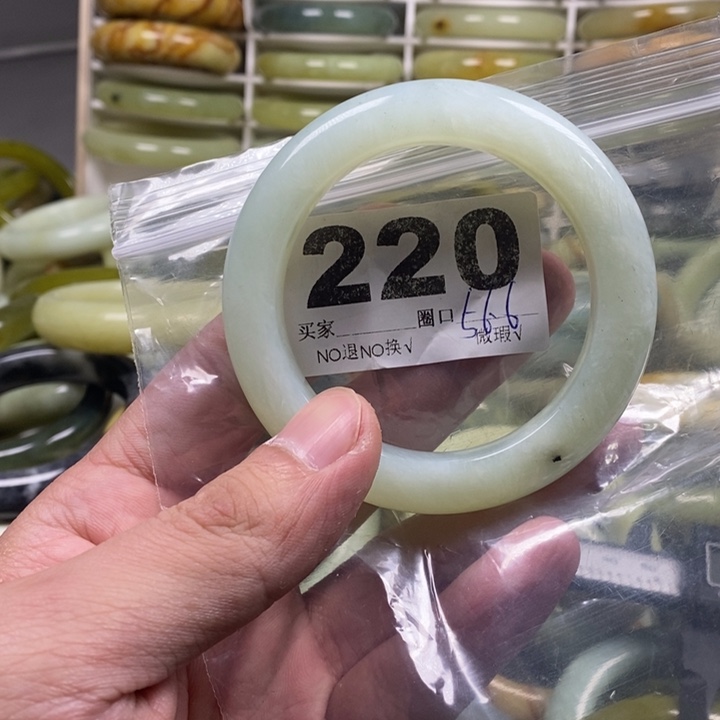 蛇纹石玉手镯未镶嵌