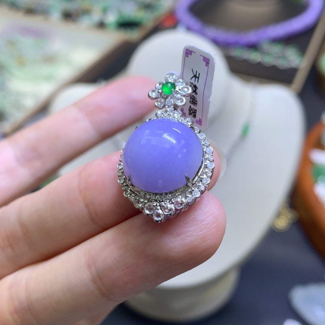 颈饰18K金镶嵌翡翠