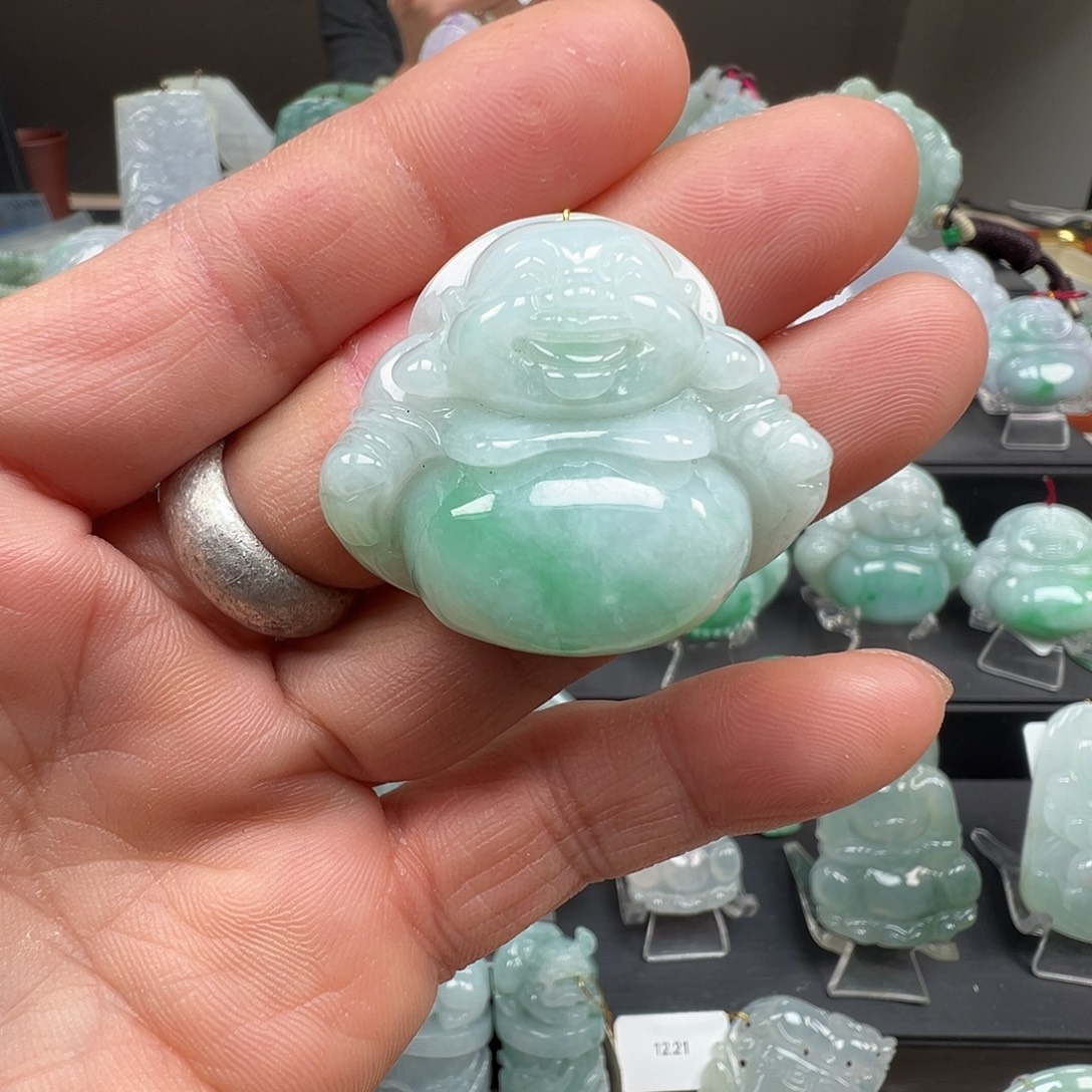 翡翠未镶嵌颈饰佛