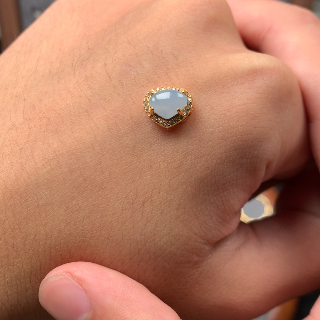 翡翠未镶嵌颈饰你是