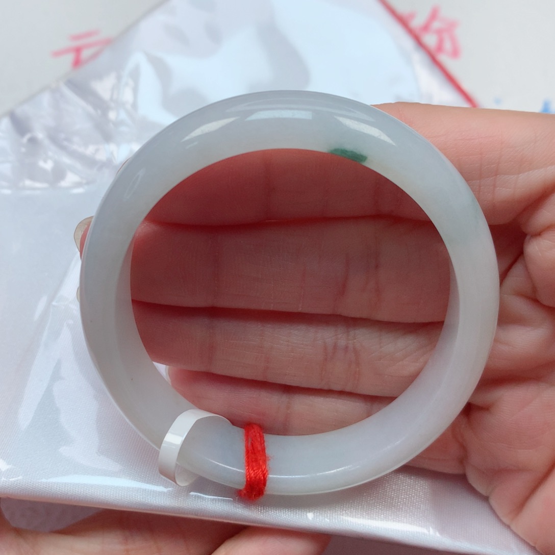 翡翠手镯未镶嵌56贵妃 牛奶底飘绿花