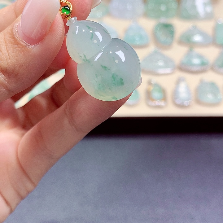 翡翠18K金镶嵌颈饰翡翠