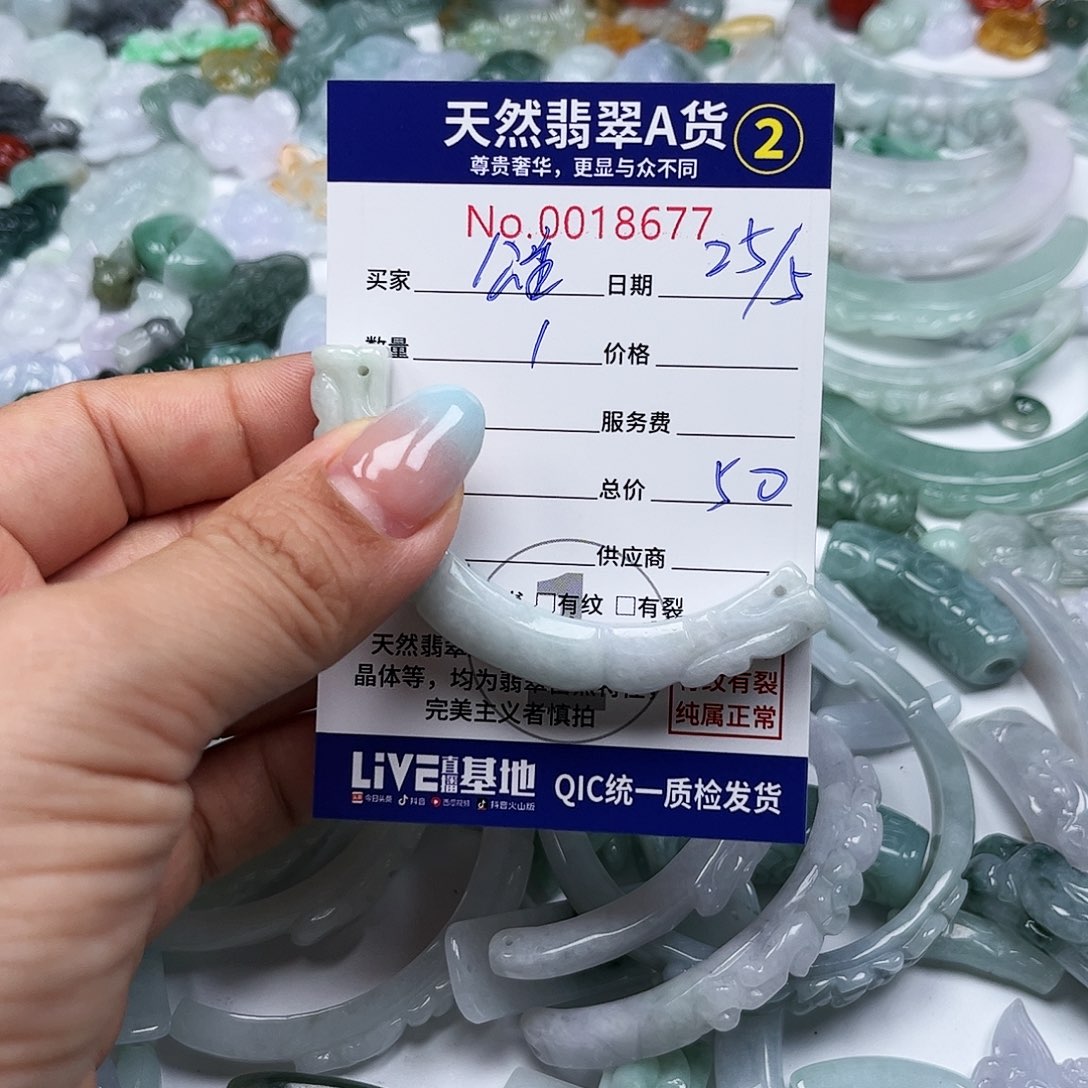 翡翠未镶嵌颈饰公****