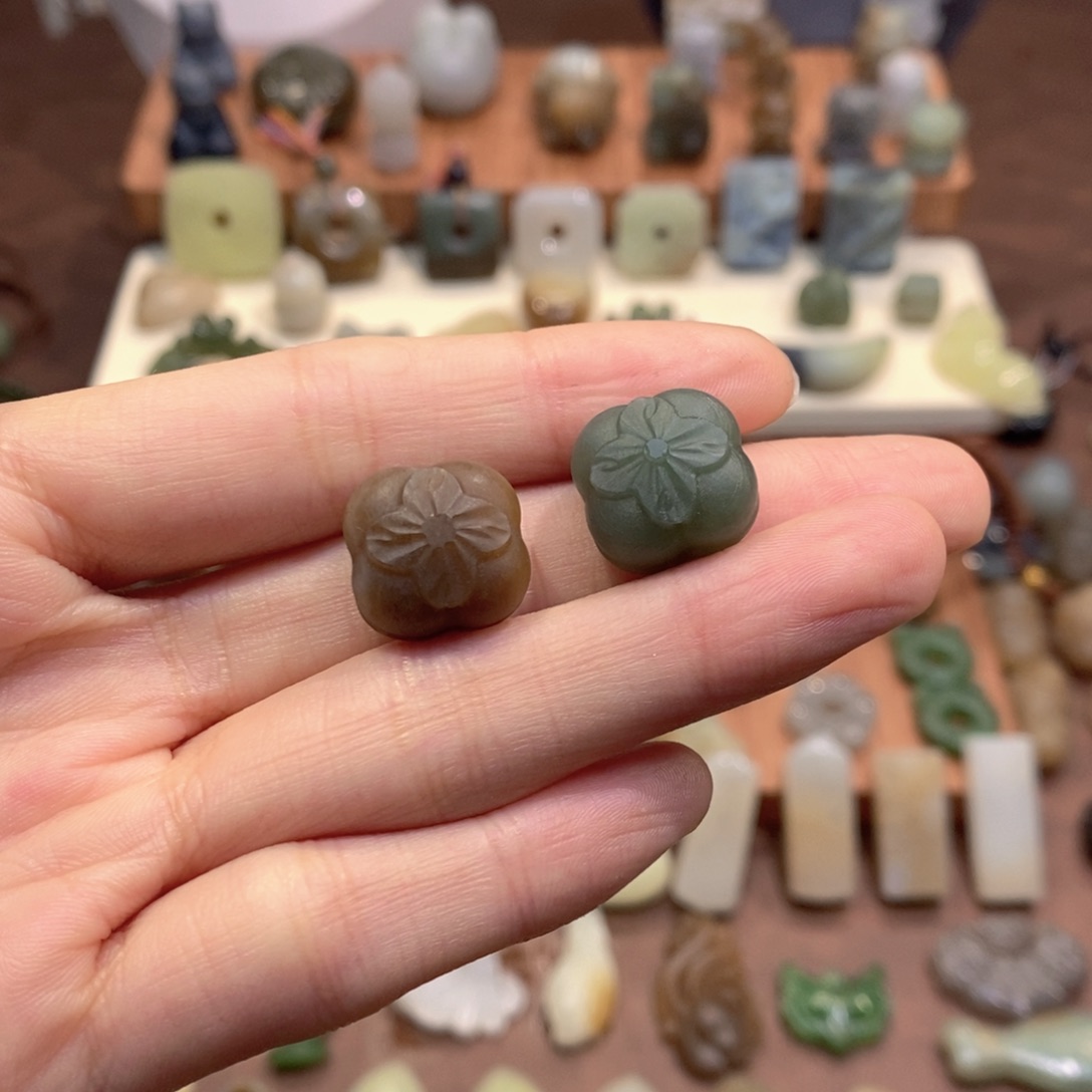 木***馨和田玉未镶嵌颈饰