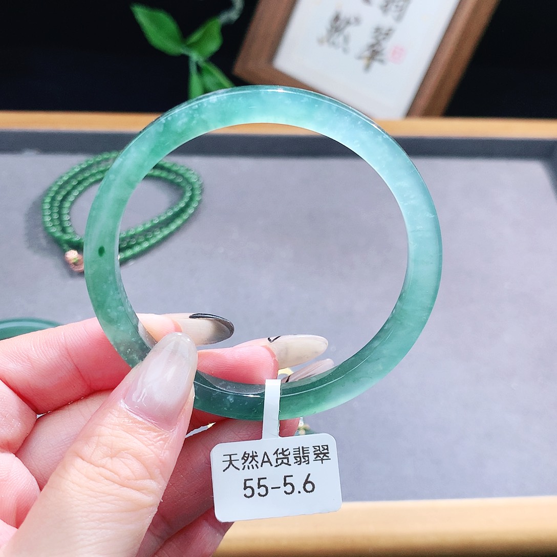 翡翠手镯（圆镯）未镶嵌