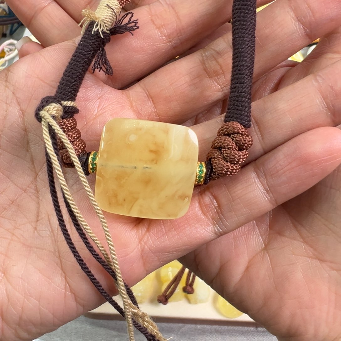 琥珀颈饰未镶嵌蜜蜡