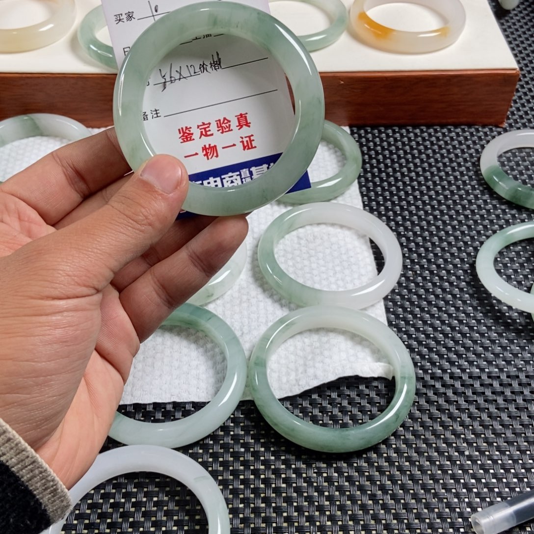 小***林石英质玉未镶嵌手镯10