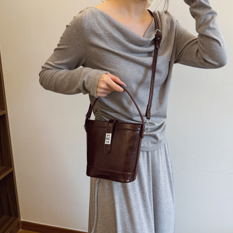 今年流行爆款小众复古水桶包女式百搭单肩斜挎包时尚洋气韩版水桶