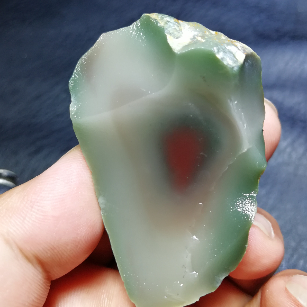 打磨抛光的秦紫玉小原石可直播间挑选