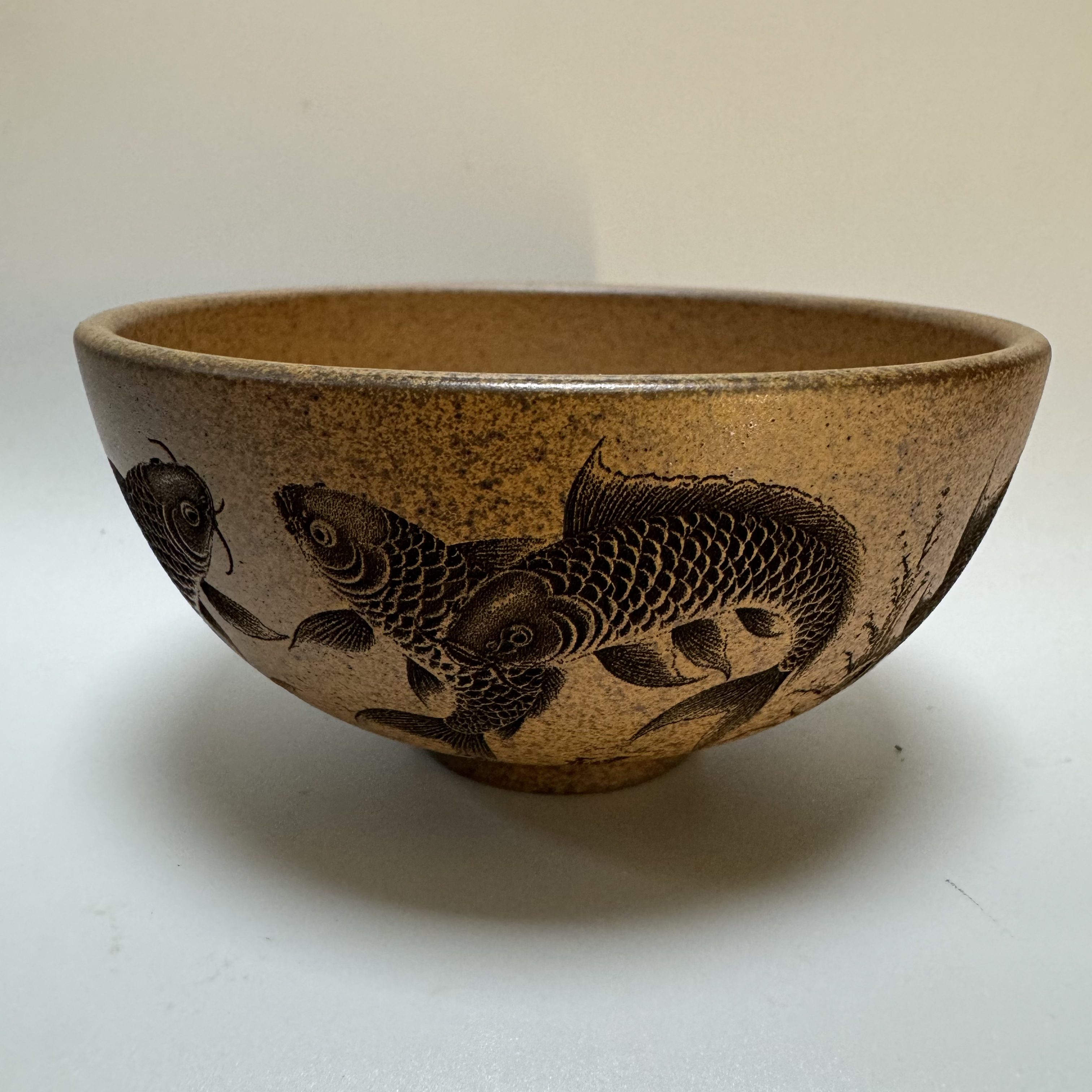 宜兴原矿紫砂全手工龙骨金砂刻绘年年有鱼茶碗杯150cc