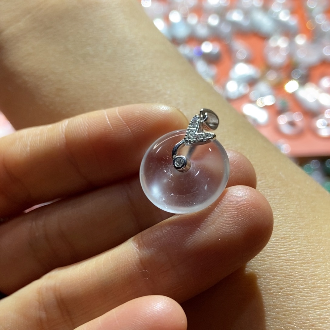 浅****石英质玉银S925镶嵌颈饰